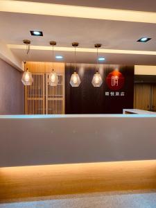 台北晴悦旅店的餐厅里设有灯光的前台