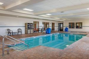 Jerome特温福尔斯-杰罗姆康福特茵酒店的大楼内的一个蓝色海水游泳池