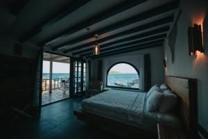 王子岛群Büyükada Loc'ada的一间卧室配有一张床,享有海景