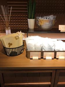 东京Galois Hotel Shinokubo的桌子上装有食品容器的货架