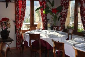 Los Cortos芬卡林蔻德拉维加酒店的一间带桌椅和窗户的用餐室