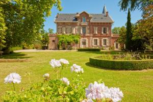 Marssac-sur-TarnDomaine du Buc, Le Château的一座老宅邸,在院子里种满鲜花