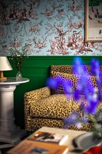 巴黎Hôtel Les Deux Gares的客厅配有豹纹印花椅和桌子
