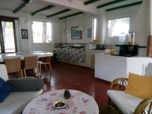 弗卡诺Villa Saracina的厨房以及带桌椅的起居室。