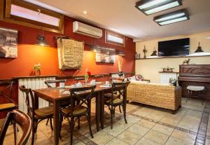 GolmayoLos Canteros的一间带桌椅和沙发的用餐室