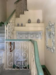 彼得拉桑塔Il Pozzetto Home Resort的一个带门和镜子的楼梯