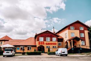 奥斯亚科拉苏施汽车旅馆的前面有两辆车的酒店