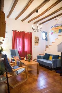 苏埃罗斯Casa Rural Ademaira - Vista Torre的客厅配有沙发和桌子