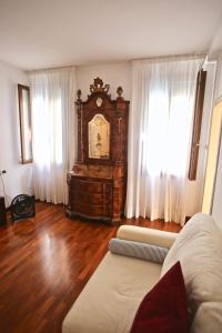 威尼斯Ca Donzela的客厅配有祖父钟和沙发