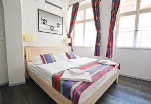 布拉格Historic Centre Residence的一间卧室配有带毛巾的床