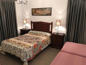Abay卡萨坎普旅馆的一间卧室配有床和2个床头柜