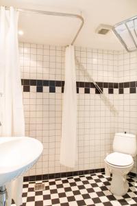 卑尔根Hotelroom Villa 1913的浴室配有白色卫生间和盥洗盆。
