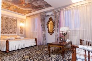 Ekibastuz将军酒店的一间卧室设有一张床铺、一张桌子和天花板