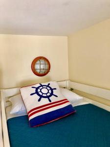 塞里斯LA SUITE ENCHANTÉE Disneyland Paris的小房间,配有带枕头的床和船