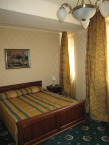 伊万诺-弗兰科夫斯克中庭酒店的卧室内的一张床位