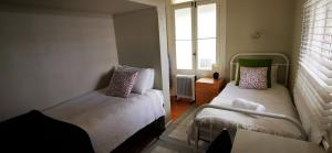 旺阿雷Regent Residential Villa的小房间设有两张床和窗户