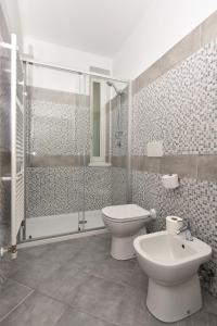 特雷莫西内Casa negli Ulivi的浴室配有卫生间、盥洗盆和淋浴。