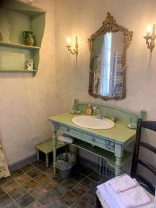 莫扎克和格朗德-卡斯唐Domaine de la Chartreuse Dautré的一间带水槽和镜子的浴室