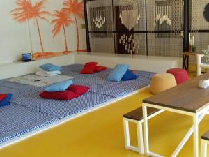莫阿尔博阿MOHO的一张大床,上面有红色和蓝色的枕头