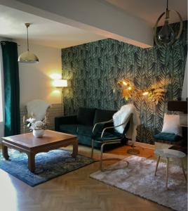 阿克斯莱泰尔姆Appartement VILLA PAULA Ax-les-Thermes的带沙发和咖啡桌的客厅