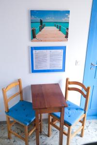 滨海托萨Mana Mana Youth Hostel的码头旁的一张桌子和两把椅子