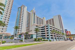 代托纳海滩16th Floor 1 BR Resort Condo Direct Oceanfront Wyndham Ocean Walk Resort Daytona Beach 1605的一条拥有高楼和棕榈树的城市街道