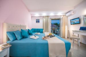 古维亚Palotel Design Gouvia的卧室配有蓝色和白色的床,提供毛巾