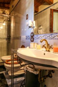 里米尼La Puraza Comfort Rooms的一间带水槽和卫生间的浴室