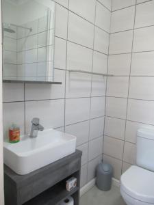 梅森堡Royal@Sea2的白色的浴室设有水槽和卫生间。