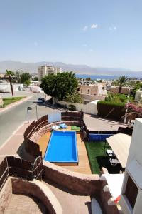 埃拉特Guest House "Villa Klara Eilat" Heated pool and sauna all year round的度假村中央的游泳池