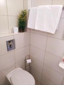Beʼer OraQuiet place的白色的浴室设有卫生间和植物