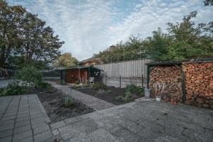 ElstBed & Breakfast Bloemen Vertellen的后院设有围栏和花园