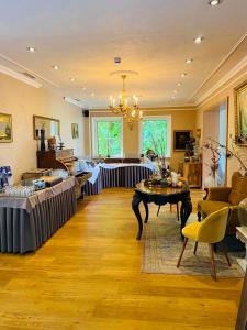 布科Strandhotel Vier Jahreszeiten Buckow的客厅配有沙发和桌子