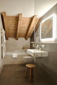 格施塔德阿尔盆兰德酒店的浴室配有盥洗盆、卫生间和浴缸。