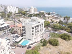 提比里亚艾米丽酒店的建筑和海洋的空中景观