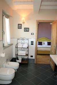 雷杰洛拉特拉扎迪雷杰洛酒店的一间带卫生间、水槽和床的浴室