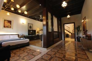 马六甲马六甲维斯塔里约酒店的一间卧室设有一张床和一间客厅。
