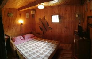 图赫尔斯克利普利采Robinzonski smještaj Tepeš的卧室配有一张床铺,墙上挂着海豚