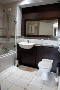 基尔赛斯The Boat House的浴室配有卫生间、盥洗盆和淋浴。
