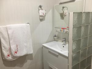 萨拉昆达Swiss Boutique Hotel的白色的浴室设有水槽和镜子