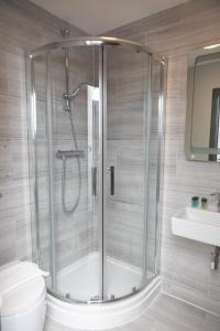 伦敦Paddington Park Hotel的带淋浴、卫生间和盥洗盆的浴室