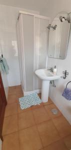 圣尼科拉斯村拉霍利亚旅舍 - 拉阿尔迪的白色的浴室设有水槽和镜子