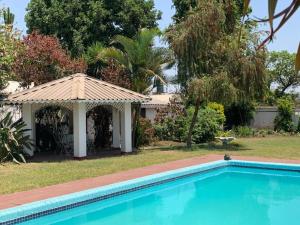 Copperbelt Executive Accommodation Ndola, Zambia内部或周边的泳池