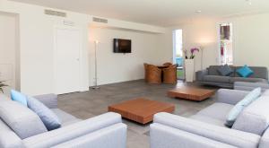 利多迪耶索罗Residence Panama的客厅配有两张沙发和一台电视机