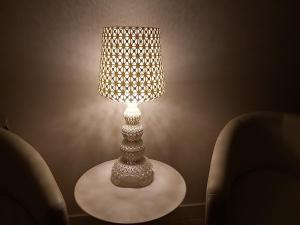 卡斯蒂里昂纳·德拉佩Aqua Boutique Hotel的坐在桌子旁的两把椅子上的一盏灯