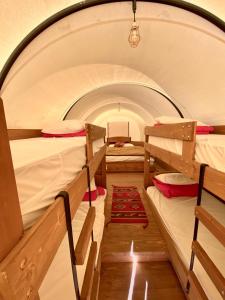 莫兰布法罗山谷牧场帐篷的隧道内带两张双层床的客房