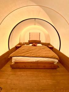 莫兰布法罗山谷牧场帐篷的一间位于隧道内的卧室