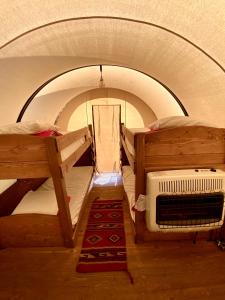 莫兰布法罗山谷牧场帐篷的小房间设有两张双层床和加热器