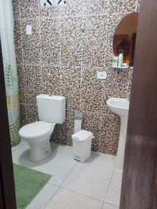 雅帕拉廷加Casa de Praia em Japaratinga-AL的一间带卫生间和水槽的浴室