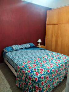 圣达菲Departamento céntrico en Santa Fe capital的一间卧室配有一张带花卉床罩的床